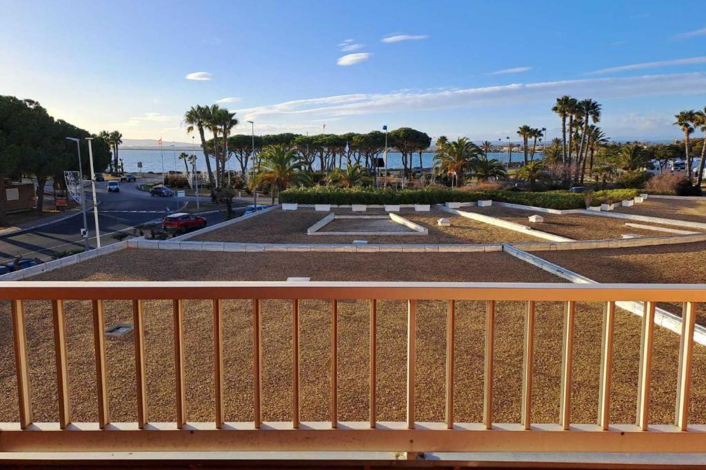 Small nest overlooking the ponds, Palavas-les-Flots