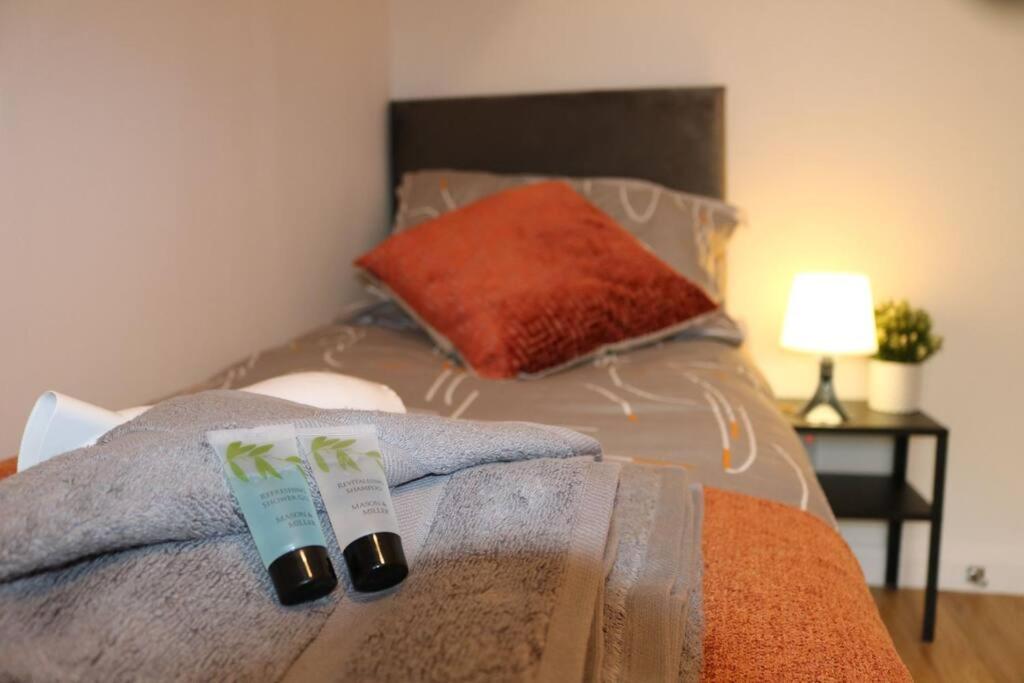 Charming room in stylish house, Milton Keynes