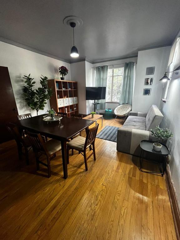 AMAZING RESTORED 1940s ART-DECO APARTMENT - 1