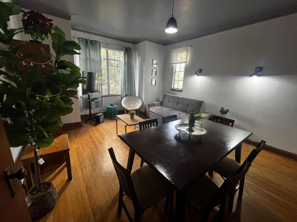 AMAZING RESTORED 1940s ART-DECO APARTMENT - 3