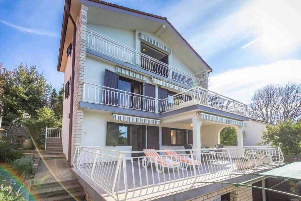 Apartments by the sea Njivice, Krk - 21868, Njivice