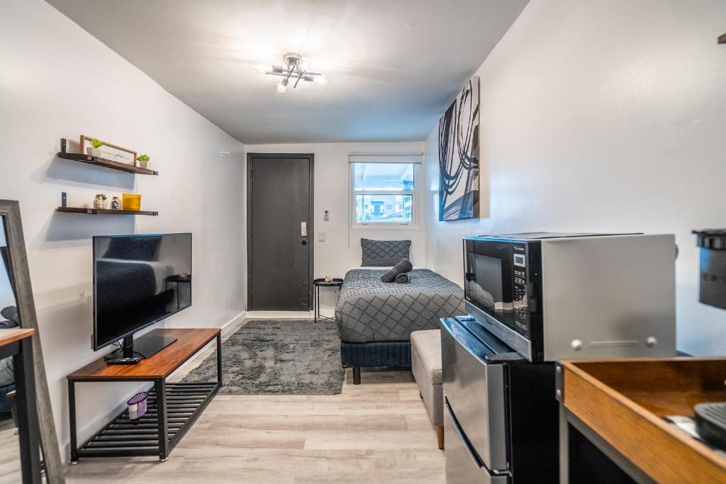 Cozy Studio w/gated parking, Miami