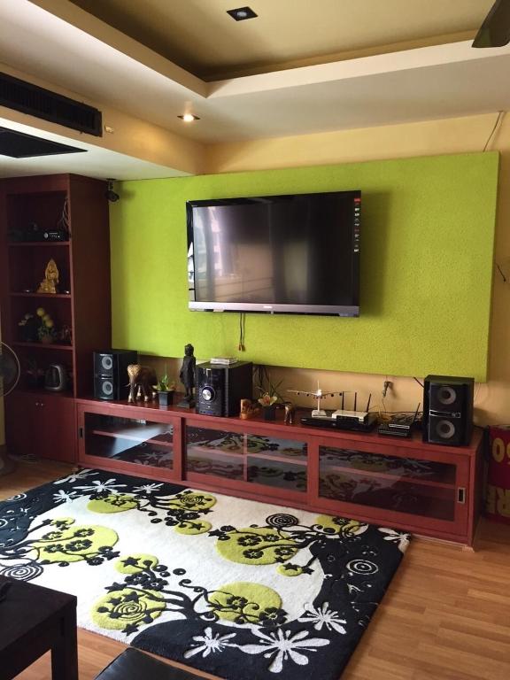 Shared lounge/TV area