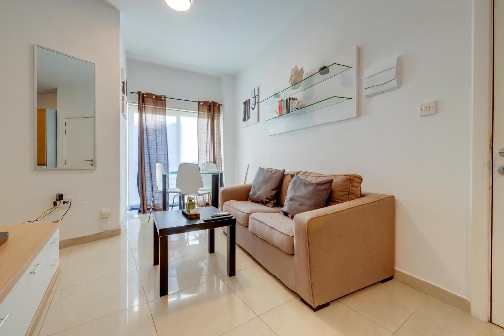 Tranquil Retreat Steps from St Julians Action, Saint Julianʼs