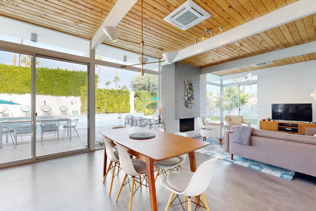 Palm Springs Regal Contemporary Permit 4106 전경