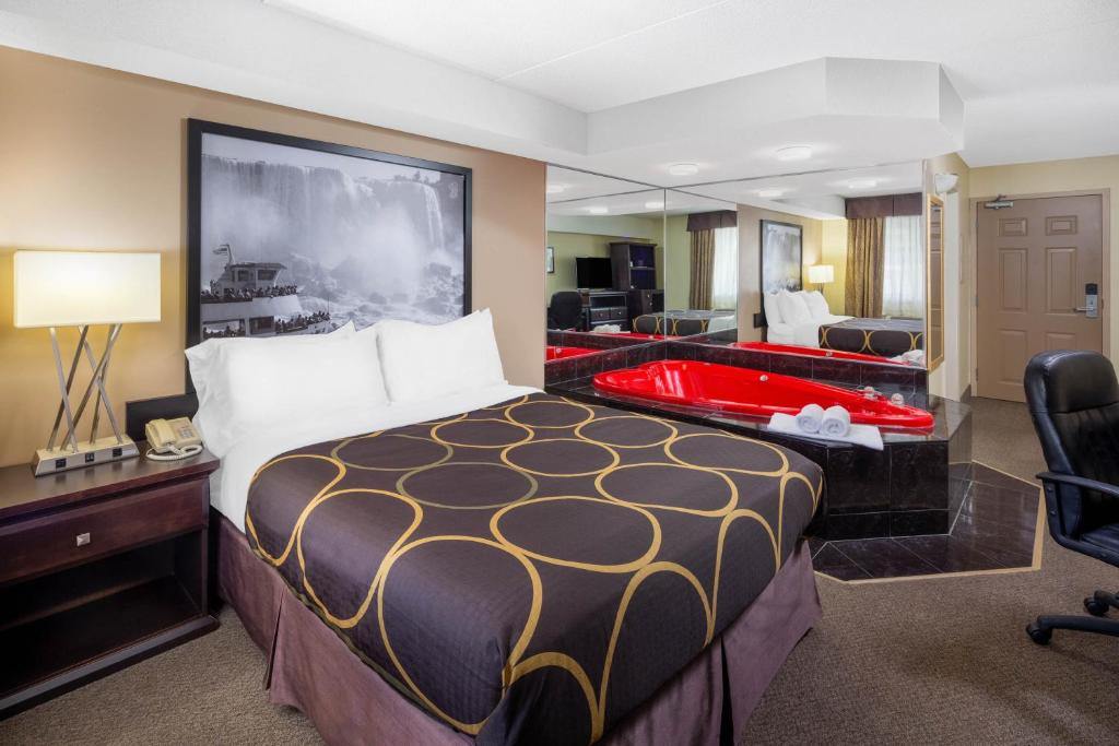 Hot tub, Super 8 by Wyndham Niagara Falls by the Falls in Niagara Falls (ON)