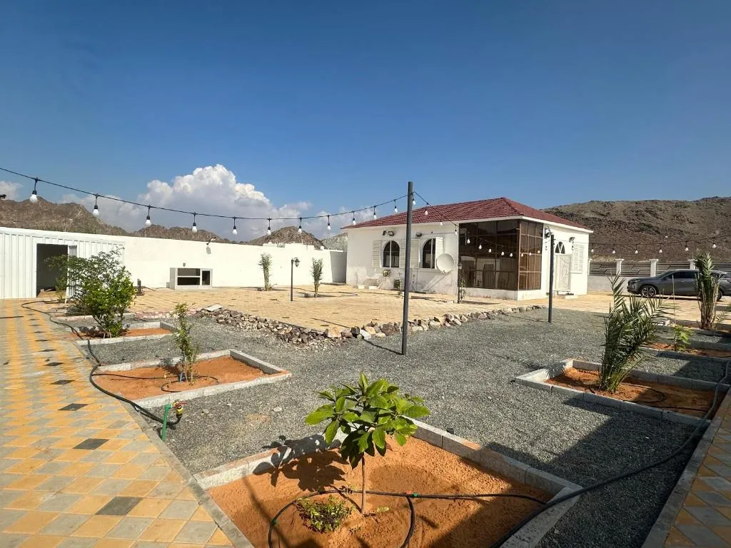 Cozy Mountain House Near Hatta, hotel in Sinādil