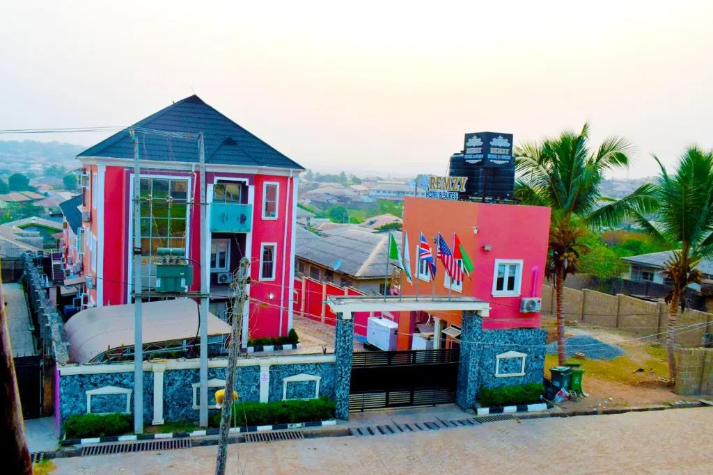 Remzy Hotel & Suites, Olomore, hotel in Aro