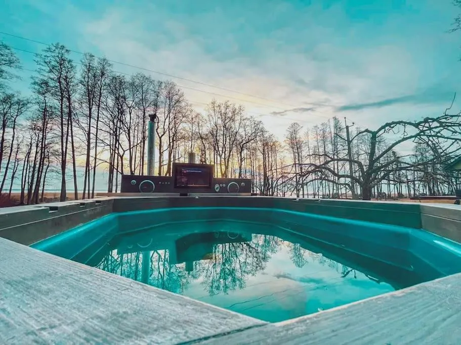 Hide in the nature – cozy lakeside saunacottage, hotel in Rannaküla