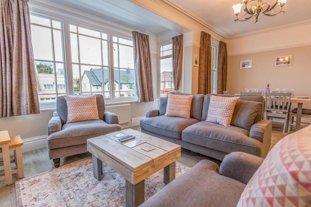 Sully's Cove, stylish apartment near Southwold Pier, Southwold