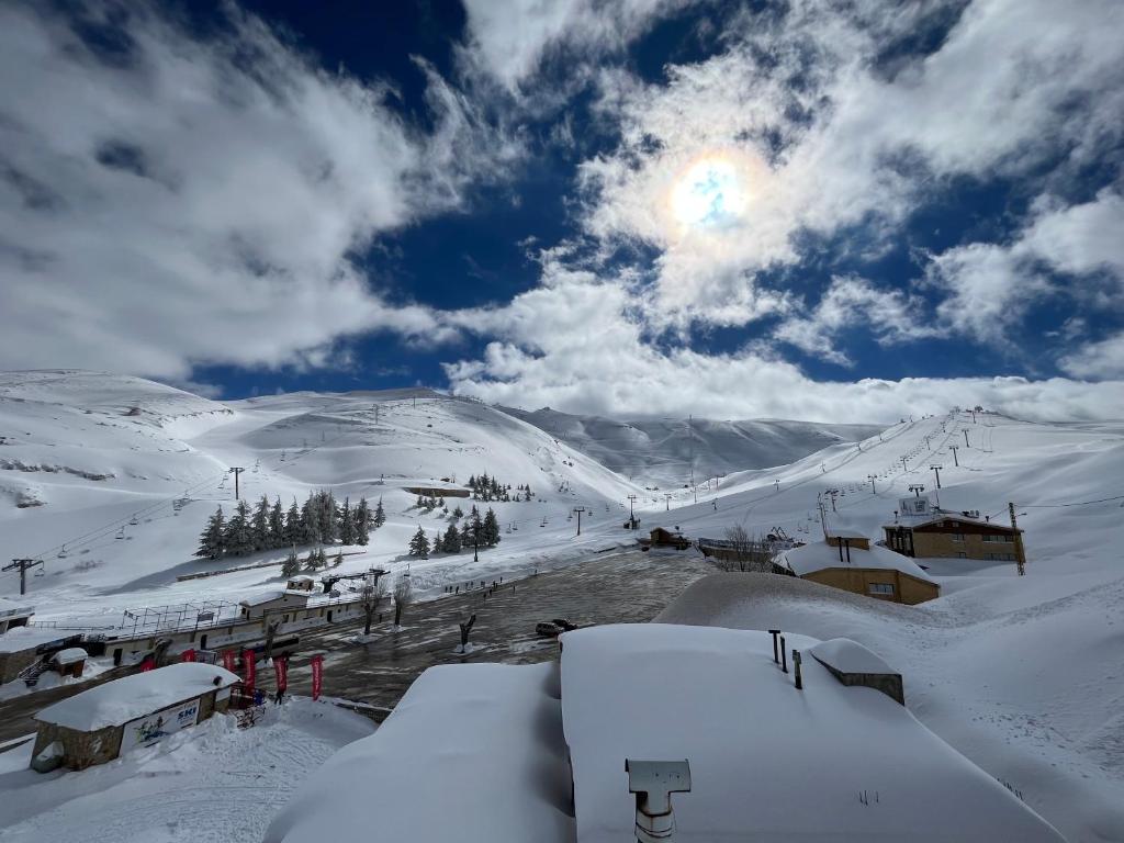 View, L'escale Du Mzaar in Kfardebian