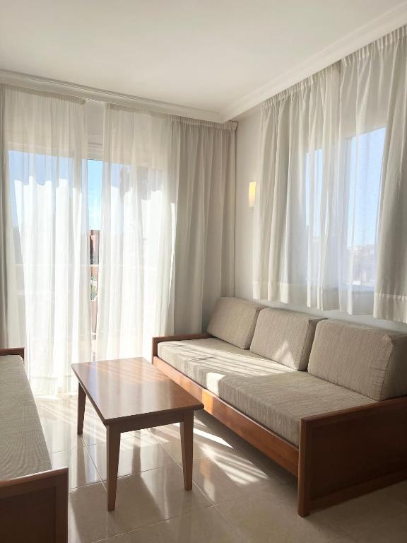 Aparthotel Ciudad Laurel — Pokoje in Cala Millor, Baleary