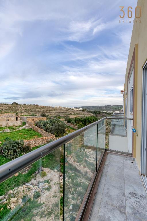 Lovely 3BR Apt with Private Balcony & Views in Mgarr by 360 Estates, Mġarr