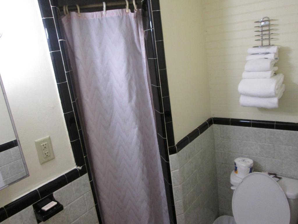 Royale Coach Motor Lodge photo