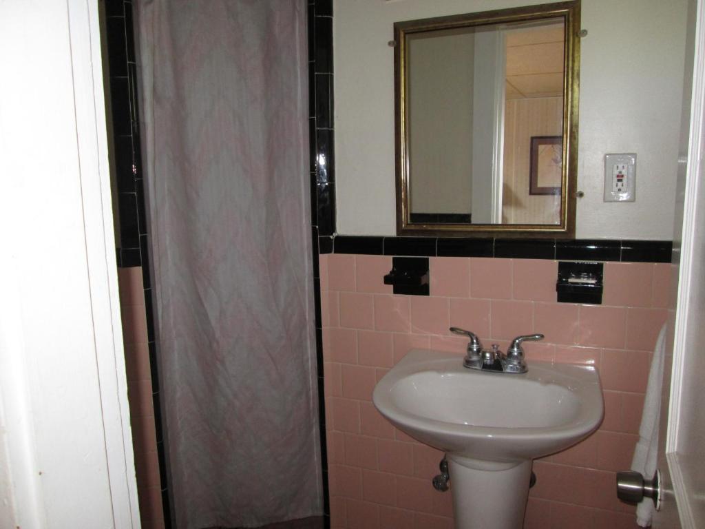 Royale Coach Motor Lodge photo