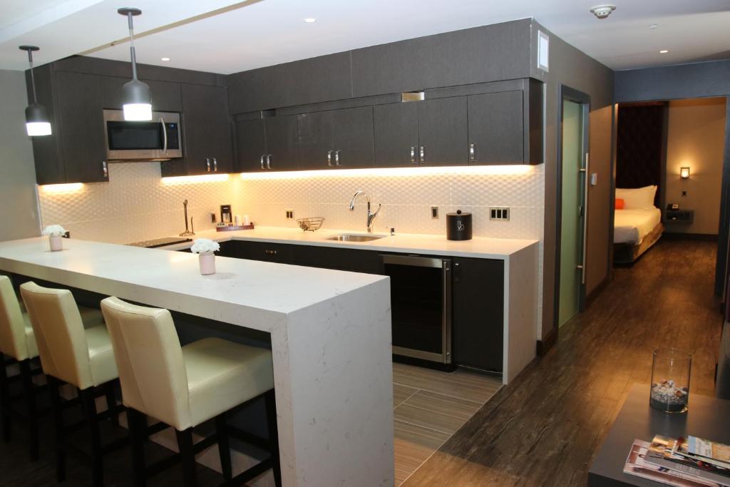 Kitchen, BLVD Hotel and Studios Universal-Hollywood, an Ascend Collection Hotel in Los Angeles (CA)