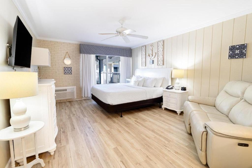 Charming Oceanview King Efficiency on the 2nd Flr, Pawleys Island