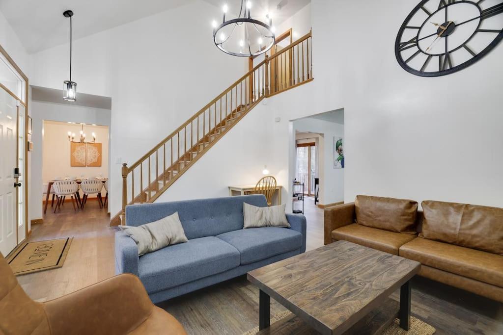 Dog Friendly, Cozy 3 BR , Game Area & Fire Pit!