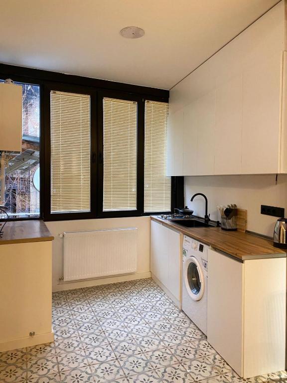 Silent Song of Leselidze, Tbilisi