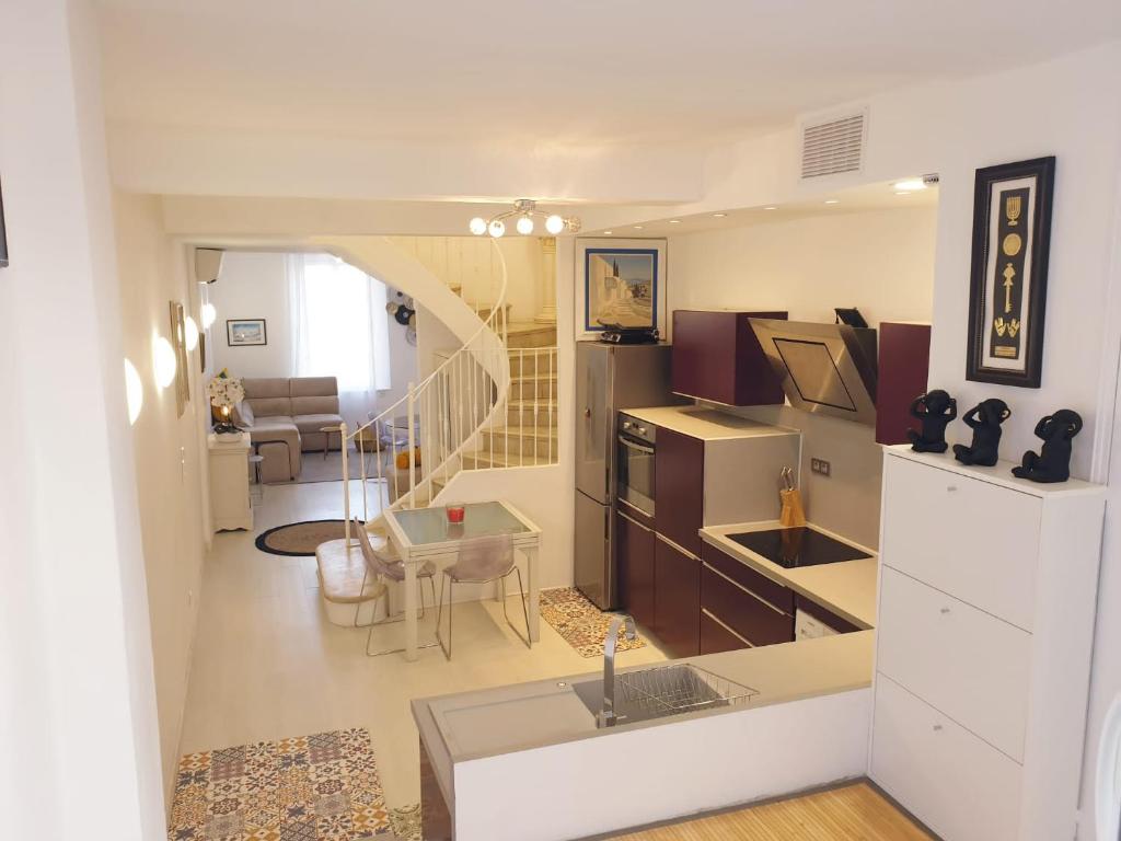 hyper centre Antibes maison de villes 100m2 ; terrasse 20 m2 - 1