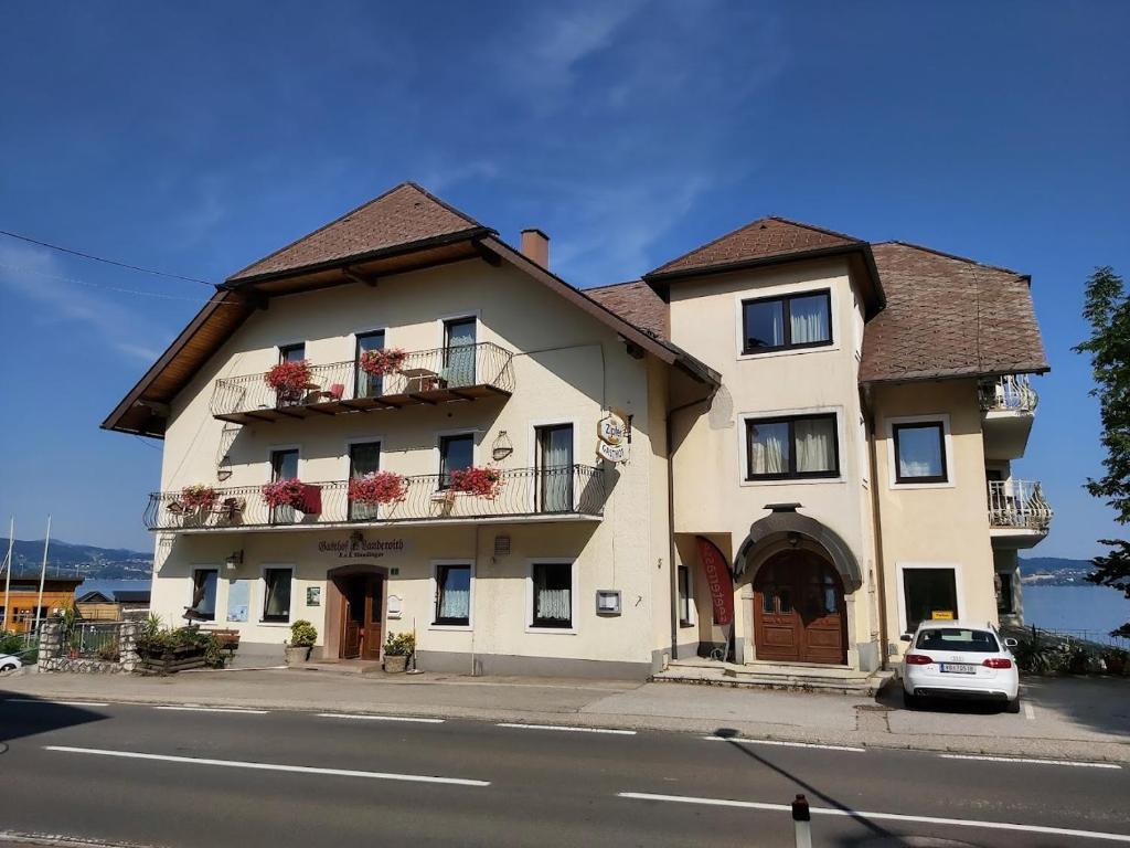 Gasthof mit Seeterasse & Appartements Zur Landeroith, Weyregg