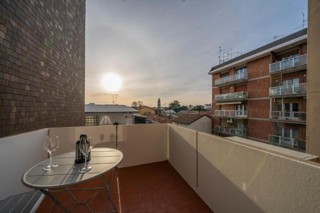 GuestHost - Cozy & Bright Apartment - with Balcony - 3