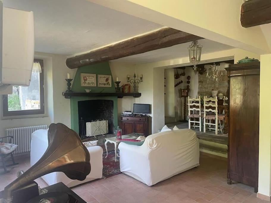 Suggestivo casale in collina