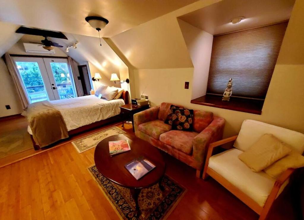 Balcony Suite at White Lotus Eco Spa Retreat, Stanardsville