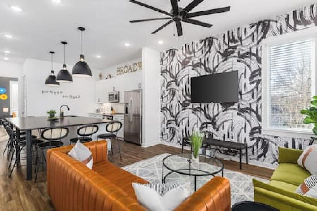 Modern Home with Large Patio plus Rooftop Deck and Garage, Nashville