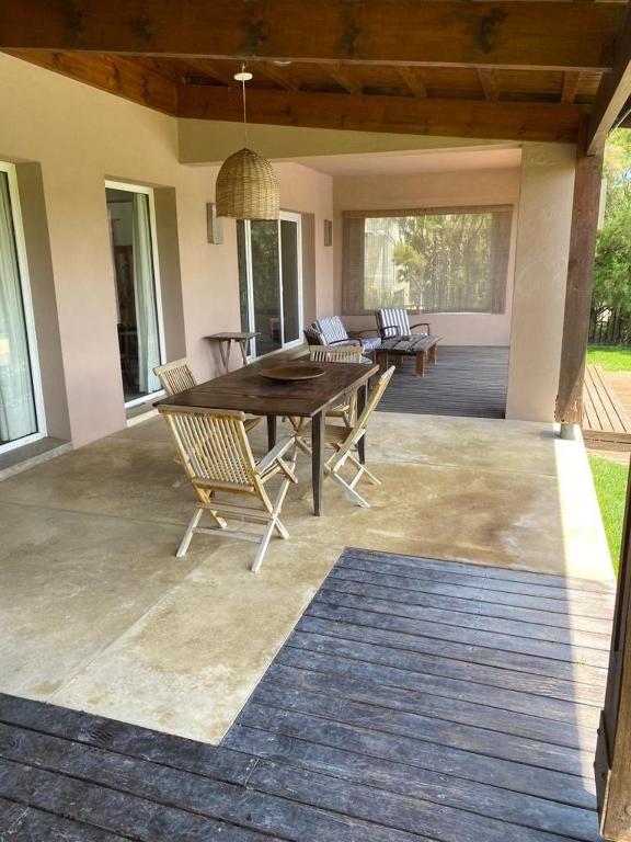 Casa De Alta Categoría Ubicada En Barrio Medanos Frente Al Mar - 5
