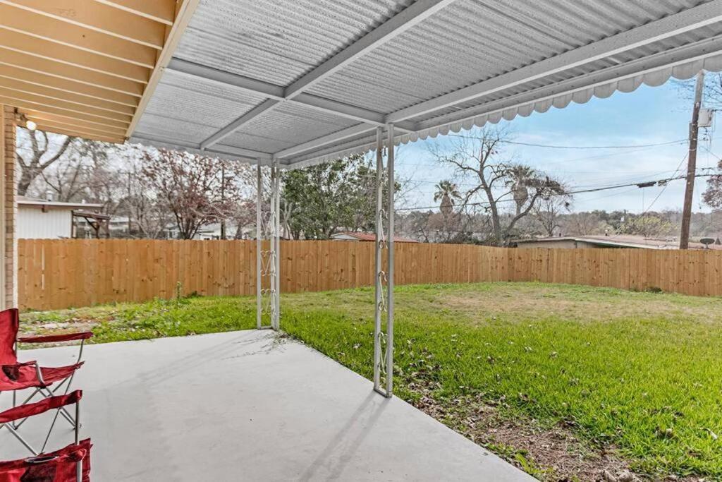 Fenced backyard, king bed, near medical center, Aquarium, and SeaWorld, San Antonio
