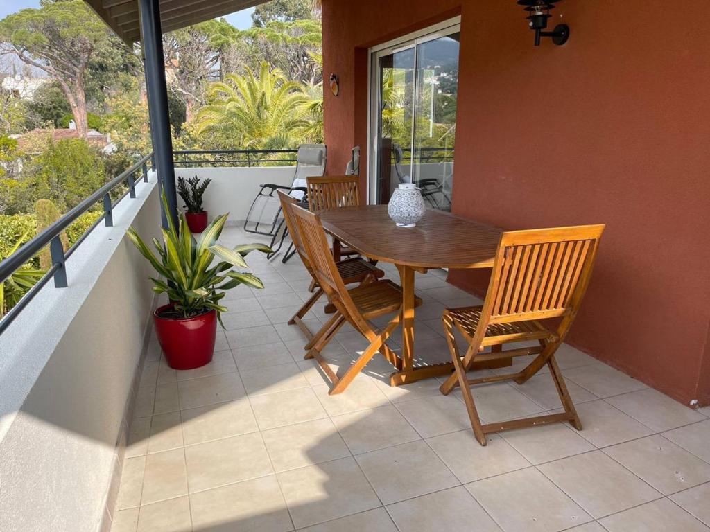 Appartement 2 chambres + mezzanine, proche plage, climatisé, terrasse, parking réservé - FR-1-768-61 - 1