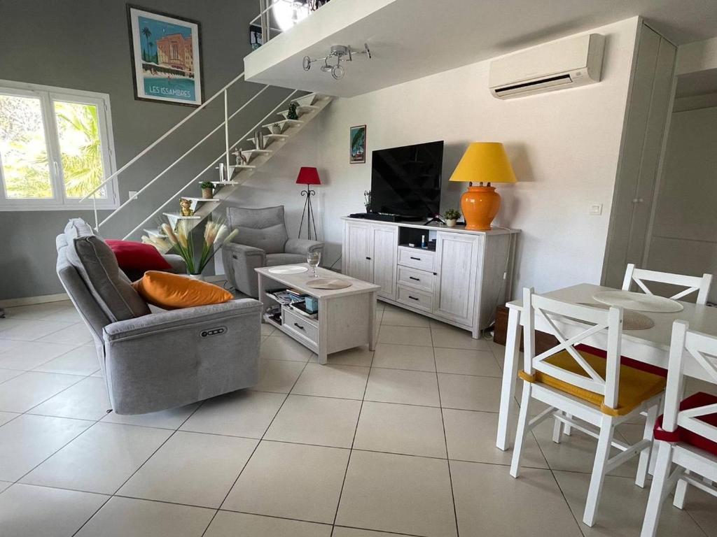Appartement 2 chambres + mezzanine, proche plage, climatisé, terrasse, parking réservé - FR-1-768-61 - 3