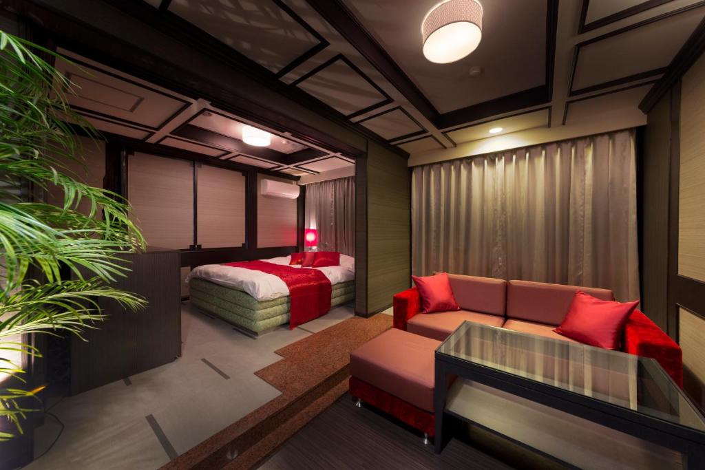 1. Hotel Lo..