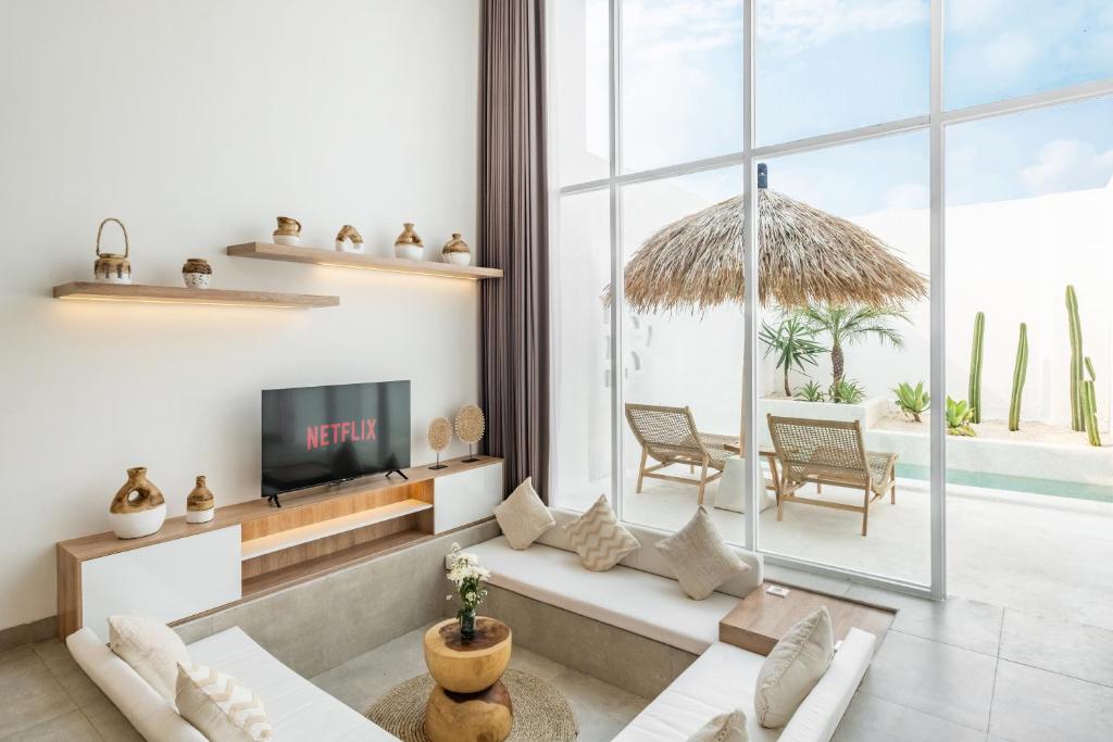 6 min to beach - NEW Luxe Pool Loft w/120' Cinema, Canggu