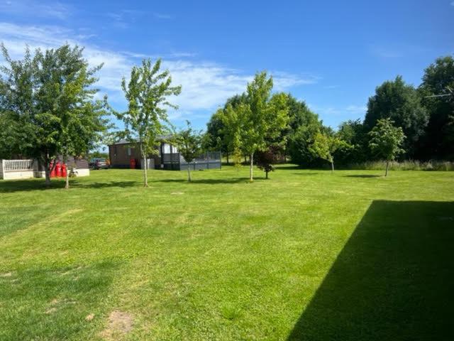 Lazy Bunny Lodge with Hot Tub, Malton