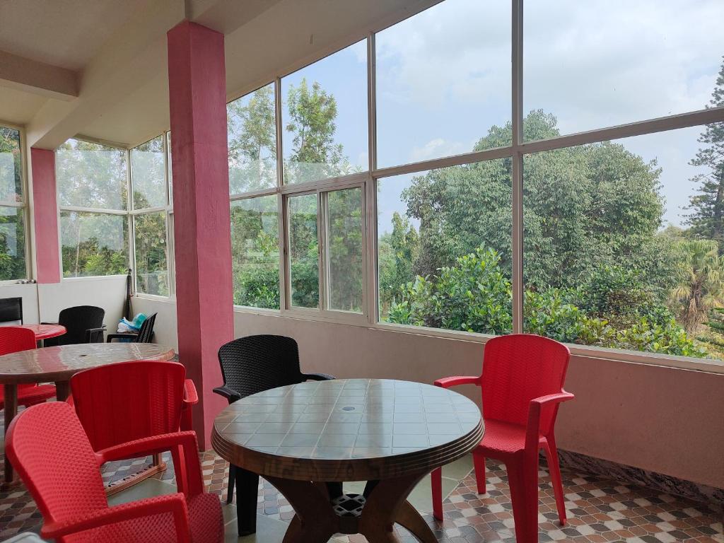 Sahyadri Lodge and Restaurant 眺望