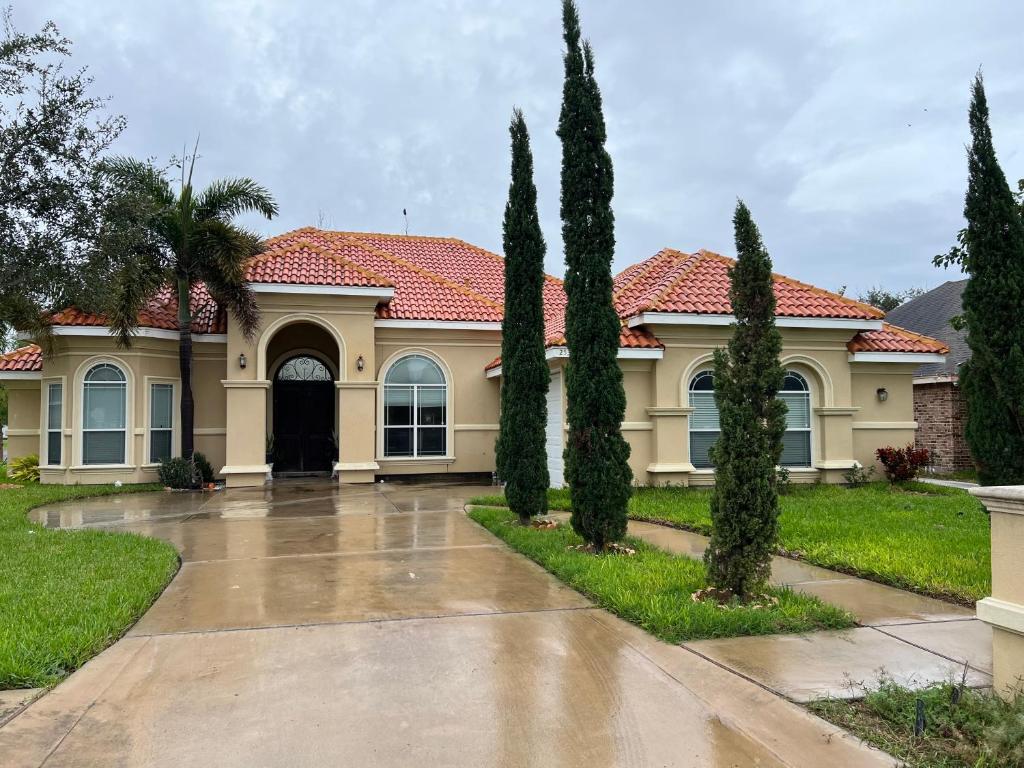 Room, Private Restroom and Entrance, Edinburg