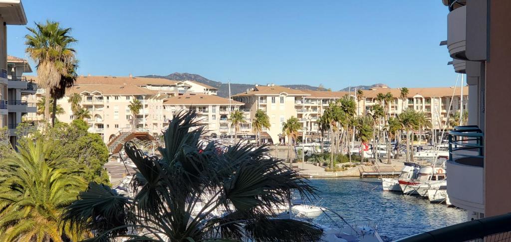 CESAREE BORGHESE, Port Frejus, Grand 2-3 pieces, 4, Fréjus