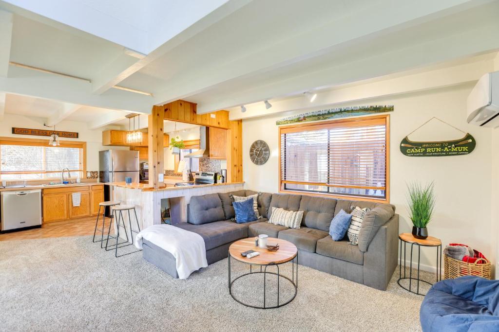 Bend Home with Fire Pit, 4 Mi to High Desert Museum!, Bend