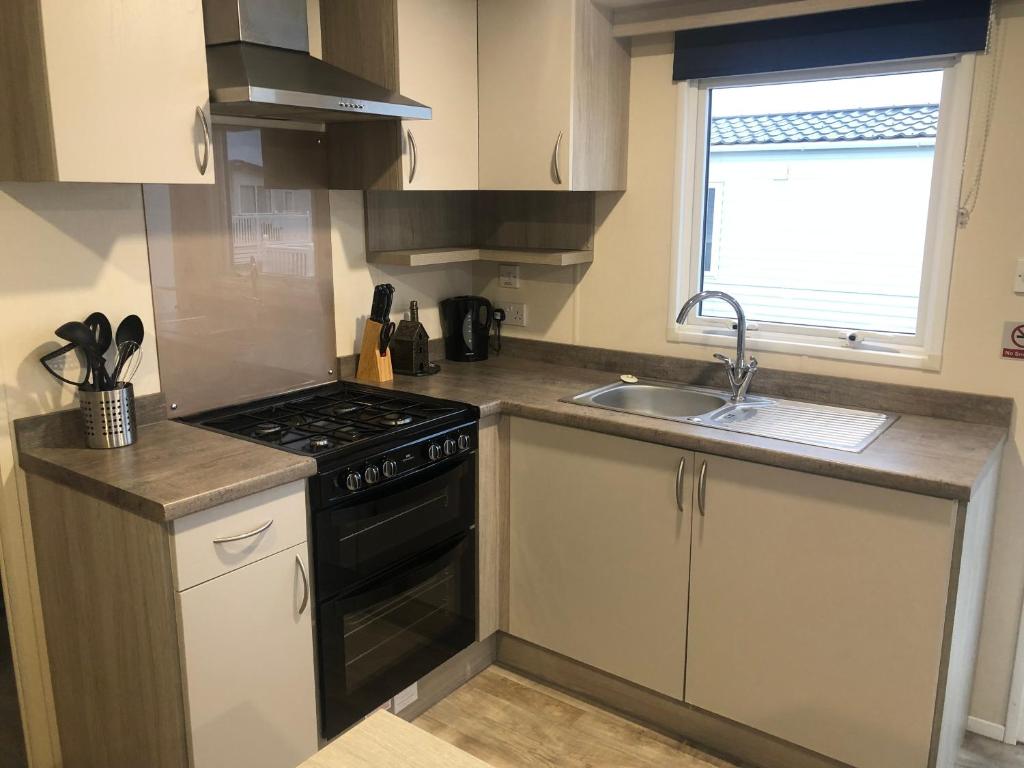 Luxury 3-Bedroom Caravan, Newperran Holiday Park photo 8