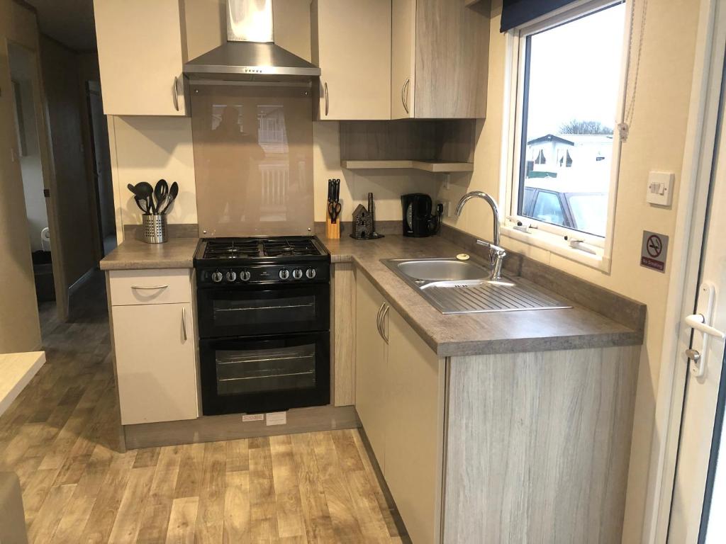 Luxury 3-Bedroom Caravan, Newperran Holiday Park photo 7