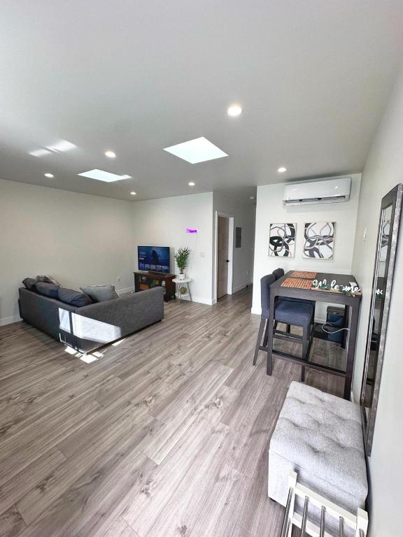 New built house in Los Angeles!, Los Angeles