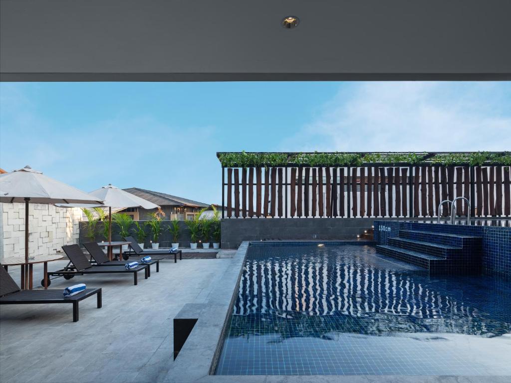 Swimming pool, Aveta Hotel Malioboro in Yogyakarta