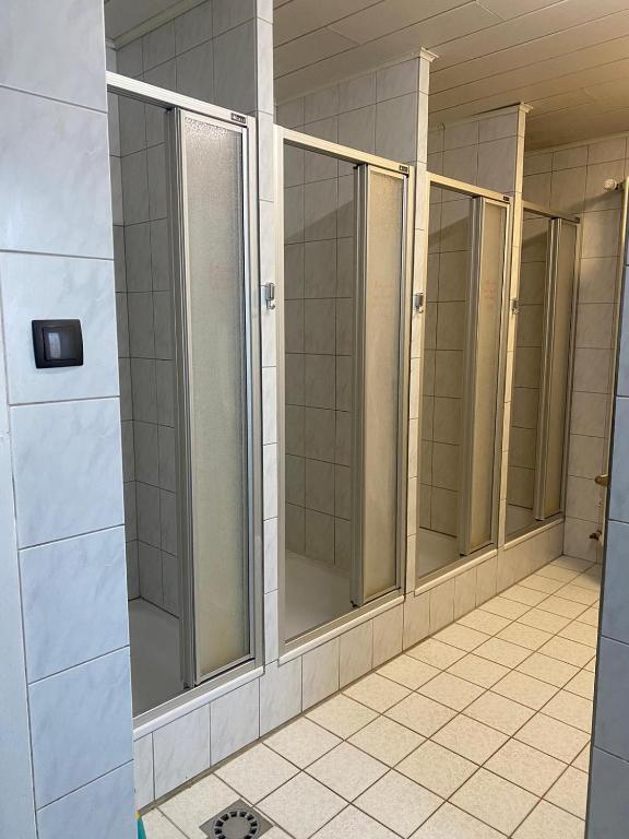 Einfache Schlafmöglichkeit mit Gemeinschaftsküche und Bad