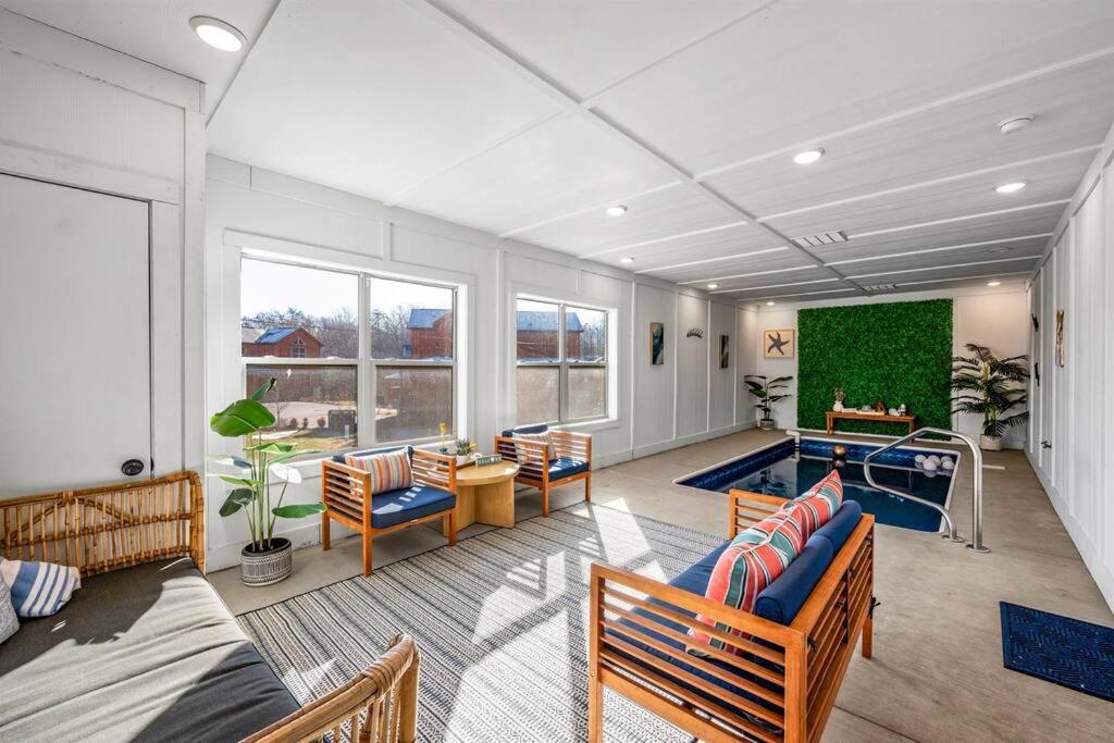 New Listing! Indoor Private Heated Pool, Less than 2 miles from Dollywood, Walk to Parkway, 4 Ensuite Bedrooms Sleeps 14, Dog Friendly, Game Room with TV, Arcade and Foosball, Hot Tub, BBQ, Smart TV and Wifi, Fully Loaded Kitchen, Washer and Dryer, Pigeon Forge