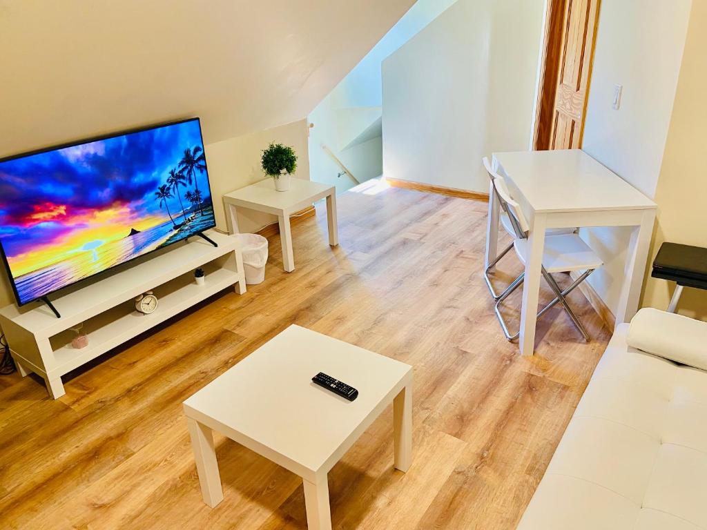 Bright, Stylish & Cozy Private Attic Unit near NYC!, Haledon