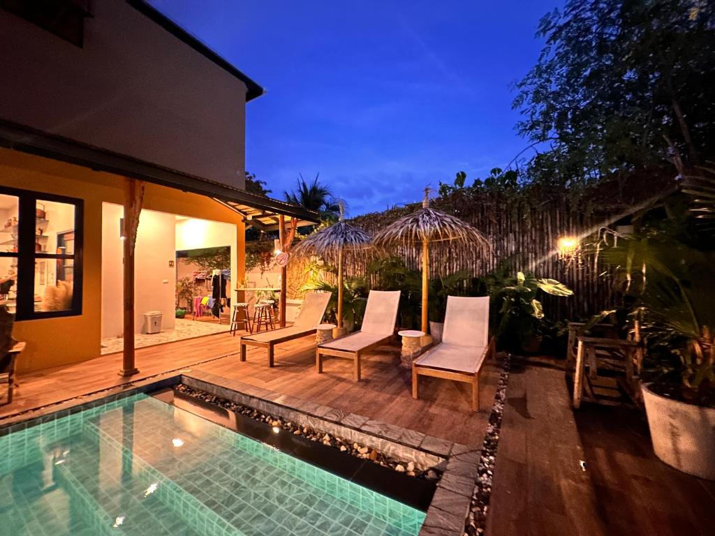 Swimming pool
