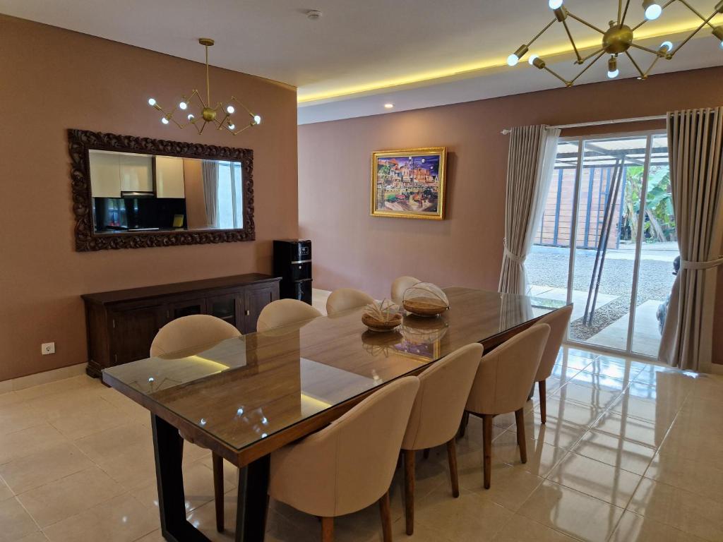 Villa Norwegia -pool with panorama rice field view