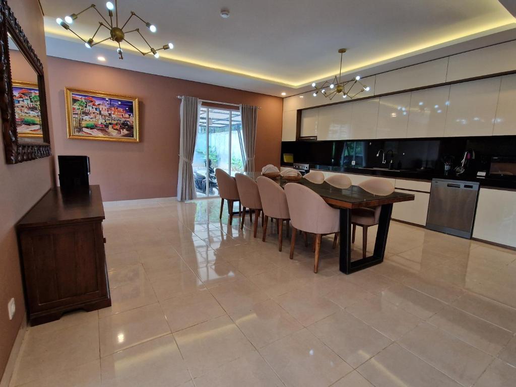 Villa Norwegia -pool with panorama rice field view